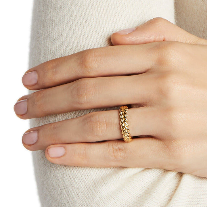 Ethereal Laurel Sustainable Gold Wedding Band